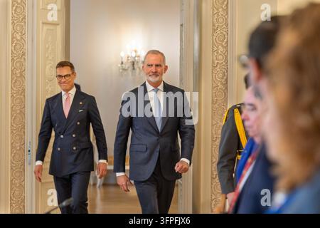 Helsinki, Uusimaa, Finlandia. 6 ott., 2026. IL RE FELIPE VI di Spagna, a destra, e il Presidente ALEXANDER STUBB della Finlandia stanno insieme al Palazzo Presidenziale di Helsinki il 6 ottobre 2026. Il re Felipe VI e la regina Letizia di Spagna stanno compiendo una visita di stato in Finlandia dal 6 al 7 ottobre 2026. Credit: Jose Tabares/ZUMA Wire/Alamy Live News Foto Stock