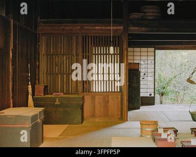 Interno tradizionale di una stanza giapponese con vista su un giardino a Nagano, Giappone. Foto Stock