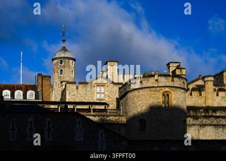 Londra, Regno Unito - 11 settembre 2026; Dettaglio della destinazione turistica storica della Torre di Londra nella calda luce del mattino Foto Stock