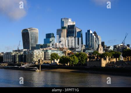 Londra, Regno Unito - 11 settembre 2026; Paesaggio urbano della City of London che si erge sopra il Tamigi in una mattinata serena Foto Stock