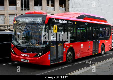 Londra, Regno Unito - 11 settembre 2026; Servizio di autobus elettrico a un piano rosso di Londra da Metroline verso Paddington Foto Stock