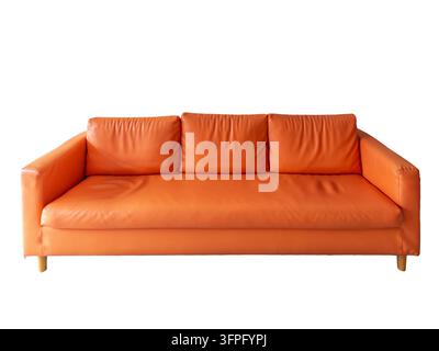 Divano a tre posti contemporaneo rivestito in pelle sintetica arancione vivace, con linee pulite, cuscini dello schienale comodi e legno leggero cilindrica Foto Stock