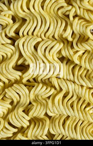 Testura dettagliata di un blocco di noodles istantanei Ramen ondulati crudi. Foto Stock