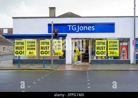 Negozio TG Jones con cartelli di chiusura nella vetrina, Portland Street, Troon, South Ayrshire, Scozia, Regno Unito Foto Stock