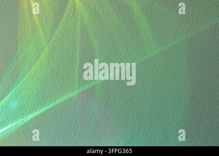 Texture astratta di carta verde con raggi di luce neon morbida e sfumatura sottile per sfondo moderno Foto Stock