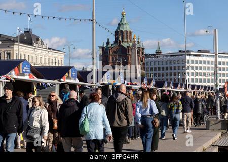 Helsinki, Finlandia. 7 ott., 2026. Folle di visitatori esplorano gli stand al Mercato del Aringhe del Baltico di Helsinki in Piazza del Mercato a Helsinki, capitale della Finlandia, il 7 ottobre 2026. Il Mercato del Aringhe del Baltico di Helsinki si tiene a Helsinki, la capitale della Finlandia. Nel 2026, si svolge dal 4 al 10 ottobre. Risalente al 1743, è uno degli eventi pubblici più antichi della Finlandia, mirato a sostenere i mezzi di sussistenza dei pescatori e a promuovere i frutti di mare locali, in particolare l’aringa del Baltico. Credit: Matti Matikainen/Xinhua/Alamy Live News Foto Stock