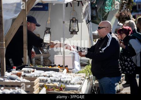 Helsinki, Finlandia. 7 ott., 2026. I visitatori fanno acquisti ai banchi durante il Mercato del Aringio del Baltico a Helsinki nella Piazza del Mercato di Helsinki, capitale della Finlandia, il 7 ottobre 2026. Il Mercato del Aringio del Baltico di Helsinki si tiene a Helsinki, capitale della Finlandia. Nel 2026, si svolge dal 4 al 10 ottobre. Risalente al 1743, è uno degli eventi pubblici più antichi della Finlandia, mirato a sostenere i mezzi di sussistenza dei pescatori e a promuovere i frutti di mare locali, in particolare l'aringa del Baltico. Credit: Matti Matikainen/Xinhua/Alamy Live News Foto Stock