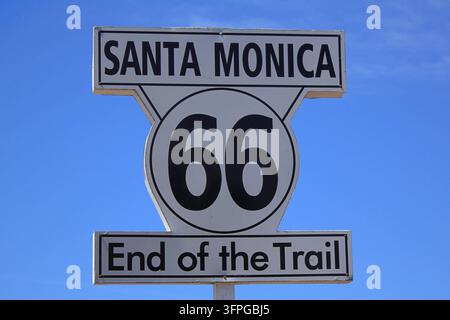 Insegna "Fine del percorso" della Route 66 al Santa Monica Pier in California, USA, che segna la fine simbolica della strada storica. Foto Stock