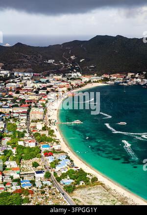 Vista aerea di Great Bay Beach con acqua turchese e lo skyline urbano di Philipsburg a Sint Maarten, Paesi Bassi caraibici Foto Stock