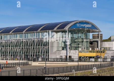 Cardiff, Galles, Regno Unito - 4 ottobre 2026: Vista esterna frontale dell'edificio del centro di educazione scientifica Techniquest nell'area dei docks rigenerata di Cardiff Foto Stock