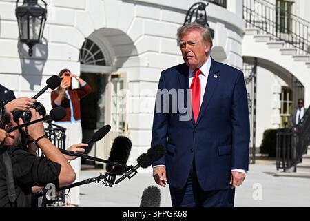 Washington, Stati Uniti. 7 ottobre 2026. Il presidente Donald Trump parla con i giornalisti mercoledì 7 ottobre 2026 prima di lasciare la Casa Bianca a Washington, DC. Trump è in procinto di recarsi a un comizio elettorale a San Antonio, Texas. Foto di Annabelle Gordon/UPI Credit: UPI/Alamy Live News Foto Stock