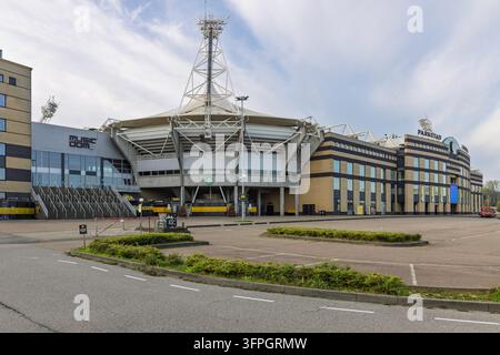 Kerkrade, Paesi Bassi – 04 ottobre 2026: Ampia ripresa esterna dello stadio Parkstad Limburg e del complesso Music Dome a Kerkrade, che mostra il parcheggio e Foto Stock