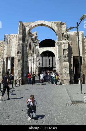 Ragazzo che scatta una foto al Tempio di Giove a Damasco Foto Stock