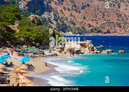 Spiaggia di Apella sull'isola di Karpathos, Grecia, con acqua turchese cristallina Foto Stock