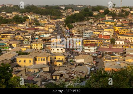 Vista elevata di una strada trafficata che attraversa il centro della città di Cape Coast, Regione Centrale, Cape Coast, Ghana Foto Stock