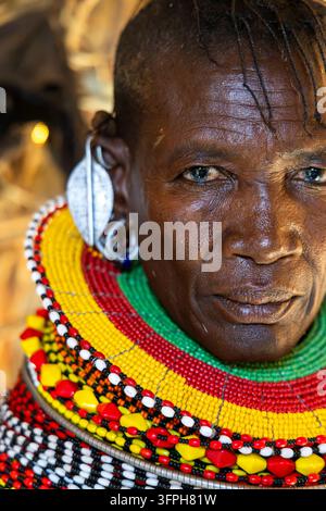 Estremo primo piano di una donna della tribù Turkana con un enorme collare di perline colorate e un orecchino d'argento, Contea di Marsabit, Loiyangalani, Kenya Foto Stock