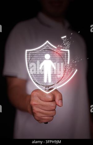 Uomo con lente d'ingrandimento che individua uno scudo rotto che protegge un'icona di persona con informazioni in codice binario che fuoriescono. Perdita di dati personali, minaccia informatica, ident Foto Stock