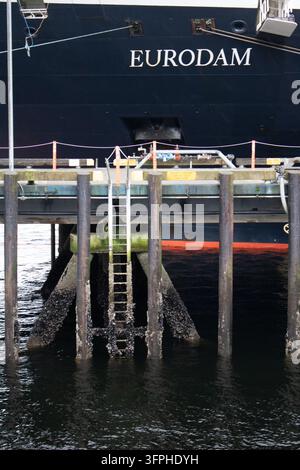 Ketchikan, Alaska, USA - ottobre 2024: Scritta EURODAM sopra una scala del molo presso l'attracco per crociere a Ketchikan. Foto Stock