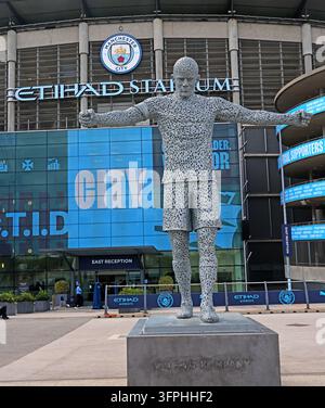 Statua di Vincent Kompany fuori dallo stadio Etihad di Manchester City in onore dell'ex capitano del club Foto Stock