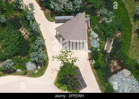 Vista aerea di una progettazione di impianto da giardino per i residenti di un complesso residenziale a Singapore. Foto Stock