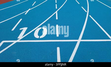 Pista da corsa blu con segnaletica delle corsie e numero dieci Foto Stock