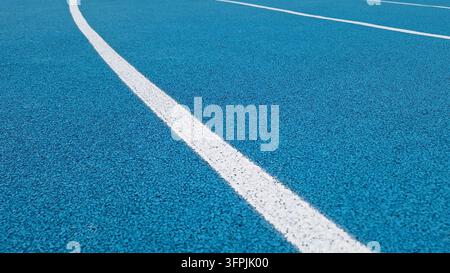 Pista atletica blu con linee curve Foto Stock