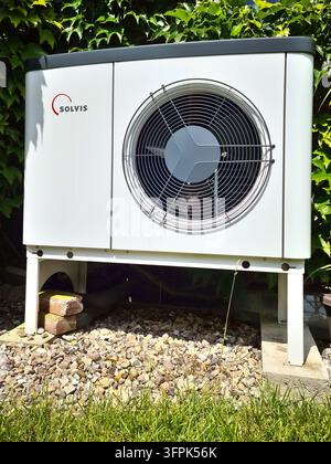 Kiel, Germania - 26 giugno 2024: Una nuova pompa di calore Solvis in funzione di fronte ad una casa indipendente Foto Stock