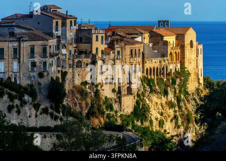 Vista panoramica delle imponenti scogliere della città vecchia di Tropea e del mar Tirreno. Comune di Tropea. Calabria, Italia. Foto Stock