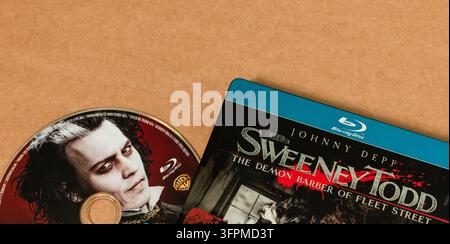 ‘Sweeney Todd - Il demone barbiere di Fleet Street’ film in Blu-ray, isolato su sfondo chiaro, ripresa dall’angolo superiore. Foto Stock
