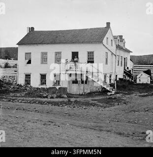Guerra Civile Americana. Gettysburg, Pennsylvania. Cottage di John L. Burns. USA. (Burns seduto sulla porta) (1863) Foto Stock