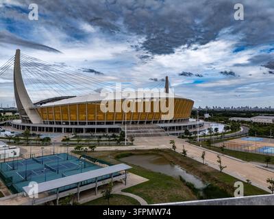 Vista aerea dello stadio nazionale Morodok Techo con la sua struttura distintiva a forma di vela e la facciata dorata, circondato da campi da tennis a Phnom Penh, K Foto Stock
