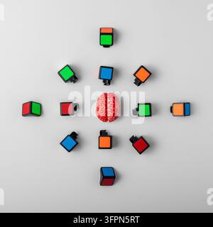 Cervello umano con cubi multicolori su sfondo bianco. Concetto di brainstorming. Foto Stock