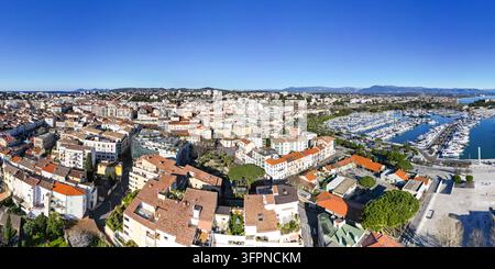 Vista aerea di Port Vauban con numerosi yacht e barche ormeggiati nel porticciolo, circondati dagli edifici storici e dai tetti della vecchia città di A Foto Stock