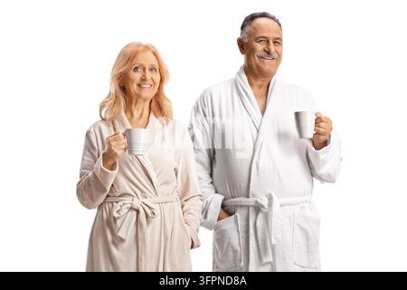 Uomo e donna maturi in accappatoi isolati su sfondo bianco Foto Stock