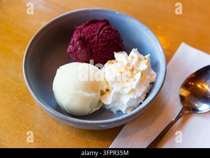 Prima vista di diverse porzioni di sorbetto alle bacche e al limone appetitoso in una ciotola, servito in un caffè Foto Stock