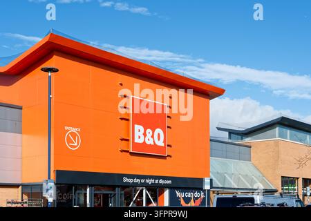 B and Q Home Improvement Store nuovo orario di apertura mattutino Foto Stock
