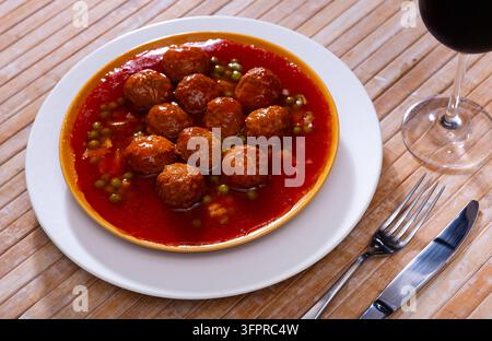 polpette di carne con piselli verdi Foto Stock