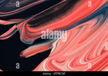 Sfondo astratto di arte fluida scuro e rosa corallo con drammatici vortici di marmo e texture liquida Foto Stock
