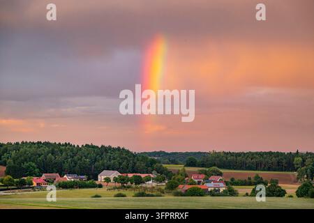 Arcobaleno nel cielo alla luce del tramonto su un paesaggio agricolo, Germania, Bavaria, Alta Palatinato Foto Stock
