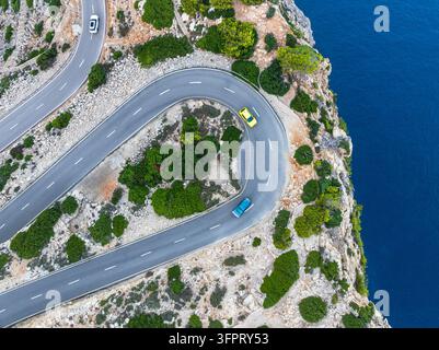 Auto che percorrono una curva a gomito lungo una strada costiera sopra la scogliera, vista aerea, Cap de Formentor, Sierra de Tramontana, comune di Pollenca, isola di Maiorca, Isole Baleari, Spagna, Mediterraneo, Europa Foto Stock