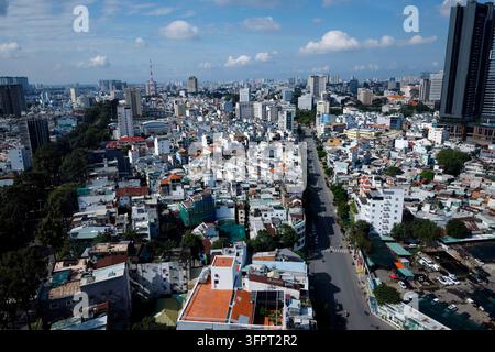 Una vista a volo d'uccello rivela i tetti densamente pieni e il vicolo stretto della città di ho chi Minh. Vietnam. Foto Stock