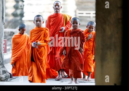 Tempio di Angkor Wat in Cambogia con monaci buddisti in tonaca arancione. Siem Reap. Cambogia. Foto Stock