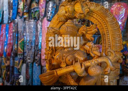 Vista di intagli di legno ornati in una bottega artigiana a Kandy, Provincia centrale, Sri Lanka, Asia Foto Stock