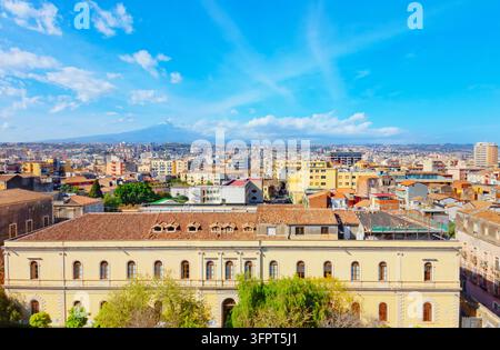 Vista elevata della città con il vulcano Etna in lontananza, Catania, Sicilia, Italia Foto Stock