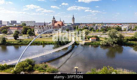 vista del fiume Elba con la città di Dessau nella Germania dell'Est Foto Stock