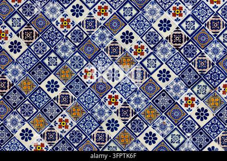 Motivo murale in piastrelle di ceramica Talavera messicana blu e bianca, piastrelle a mosaico floreali ornate disposte in diagonale su sfondo a telaio completo Foto Stock
