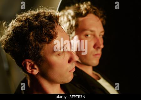 Uomo pensieroso che guarda il riflesso nello specchio per un concetto di salute mentale Foto Stock