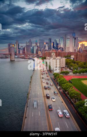 Manhattan, New York City, USA. Immagine aerea del paesaggio urbano di Manhattan, New York City durante un drammatico tramonto estivo. Foto Stock