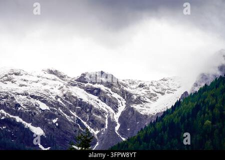 Vista dei picchi delle montagne innevati in Carinzia. Foto Stock