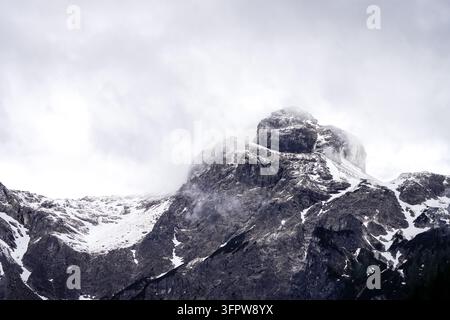 Vista dei picchi delle montagne innevati in Carinzia. Foto Stock